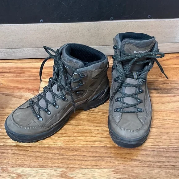 Poshmark hot sale hiking boots